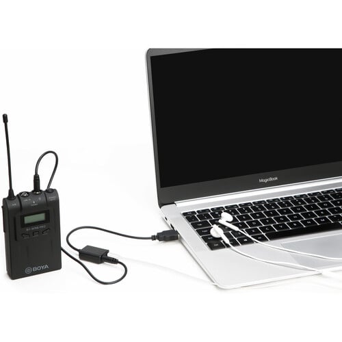 Adaptor audio cu cablu conectat la laptop, modul negru și mufe 3,5 mm