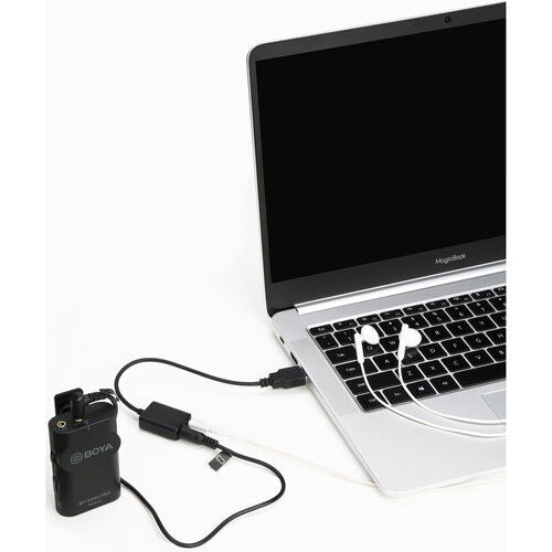 Adaptor audio USB 2.0 lângă laptop, cu două cabluri și unitate neagră BOYA.