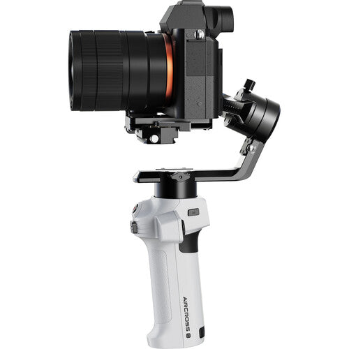 Stabilizator cameră cu obiectiv mare, braț curbat negru, mâner alb texturat