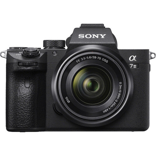 Aparat foto mirrorless Sony cu obiectiv, vedere frontală