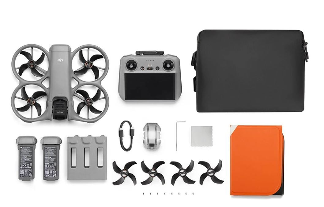 Set dronă FPV: controler, baterii și cabluri, elice de rezervă, husă neagră.