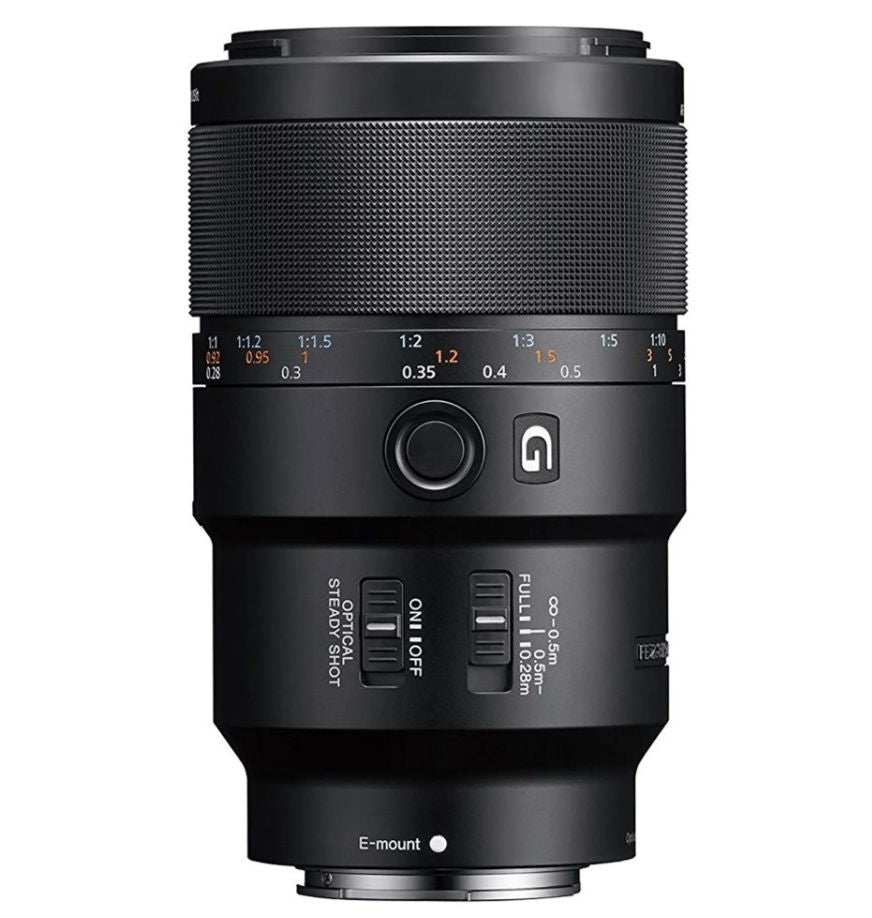Obiectiv macro Sony 90 mm, corp negru cu inel de focalizare și marcaje.