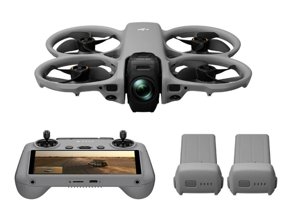 Dron FPV gri cu cameră și telecomandă, plus două module de baterie detașabile.
