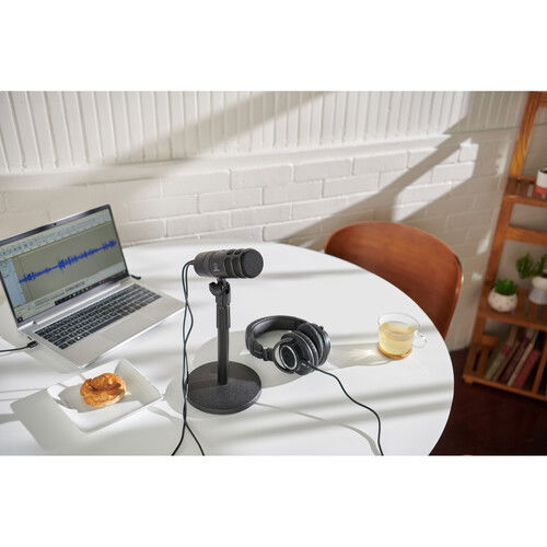 Microfon USB dinamic hipercardioid negru pe stativ cu căști și cabluri