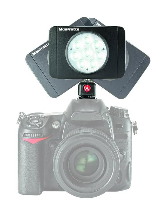 Lampa video LED Manfrotto cu lumină albă, atașată pe cameră cu accesorii laterale