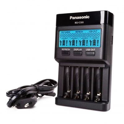 Încărcător baterii Panasonic BQ-CC65 cu display LCD și cablu USB, negru