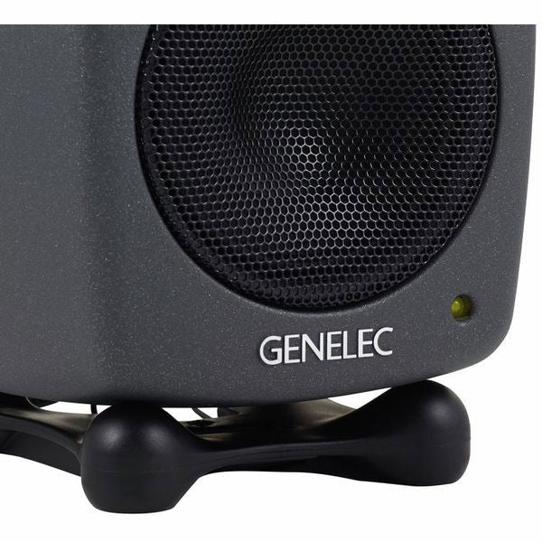 Boxă de monitor de studio Genelec, detaliu grilaj woofer și logo pe partea inferioară