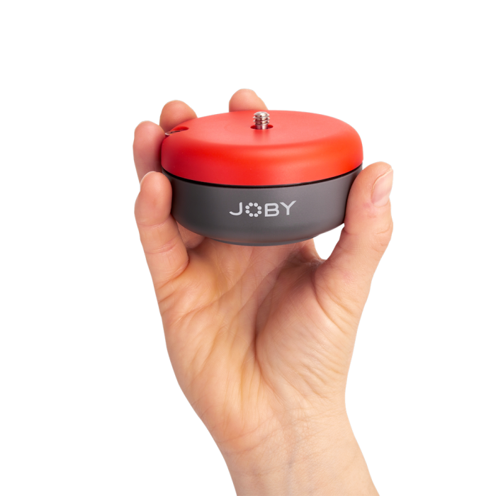 Suport telefon Joby 360 panoramic, carcasă roșie și bază neagră, ținut în mână
