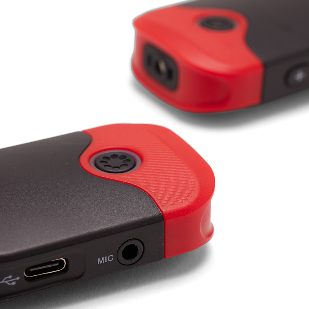 Microfon lavalier wireless Joby Wavo AIR, close-up latură cu port MIC și USB