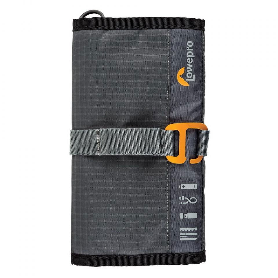 Organizator cabluri Lowepro, gri închis, logo și cataramă portocalie lateral