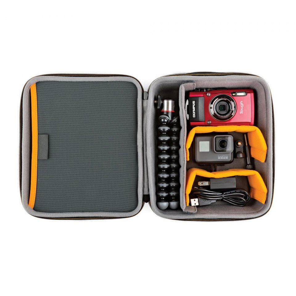 Husă pentru GoPro deschisă, cu cameră și accesorii în compartimente