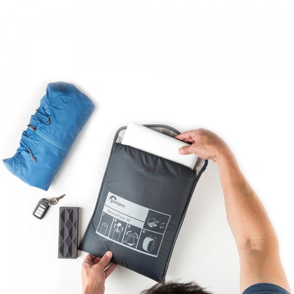 Rucsac pliabil Lowepro SleevePack 13 gri și albastru, cu clapetă, ținut de mâini