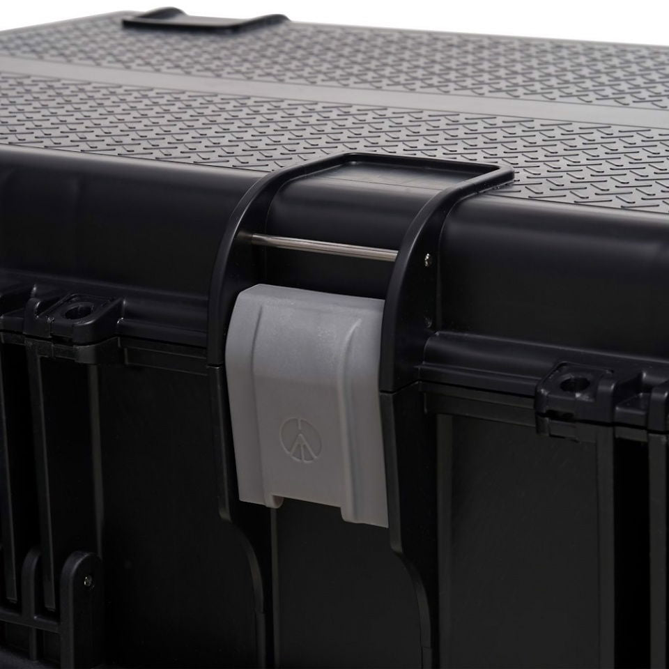 Tough TH-83 hard case close-up: telescoping handle and textured lid top