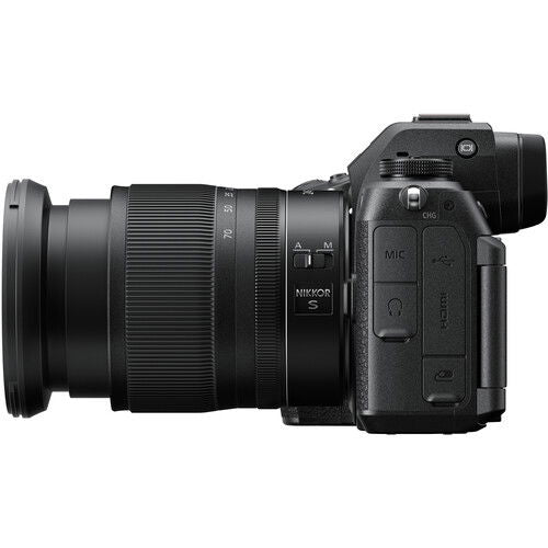 Aparat foto mirrorless cu obiectiv 24-70mm F4, vedere din dreapta cu comenzi laterale