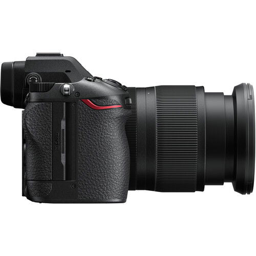 Aparat foto mirrorless cu obiectiv 24-70mm F4, vedere laterală, textură grip și bară roată