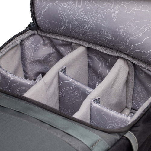 Interior rucsac foto cu căptușeală gri cu model tip hartă și buzunare