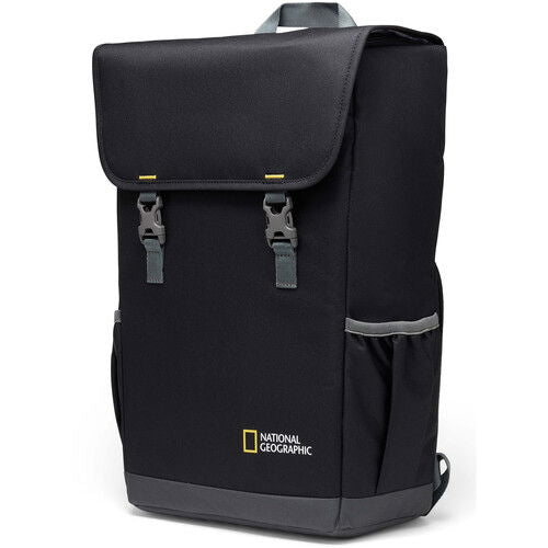 Rucsac foto negru cu buzunar frontal și etichetă mică pe față