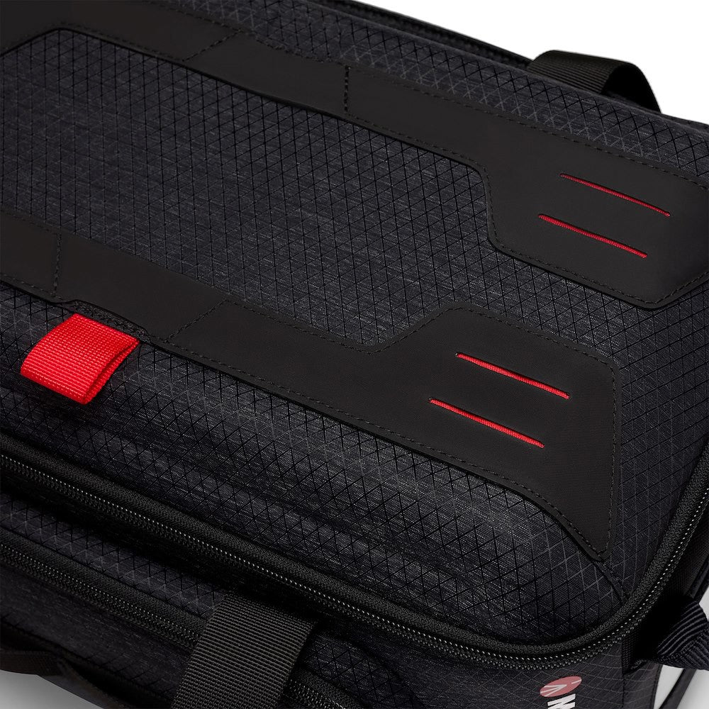 Geantă Manfrotto Cineloader medie neagră, panou superior cu dungi roșii și fermoar.