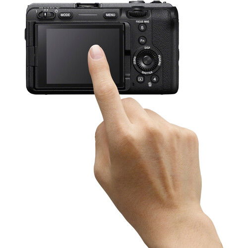 Cameră Sony FX30 cu ecran LCD și deget care atinge ecranul