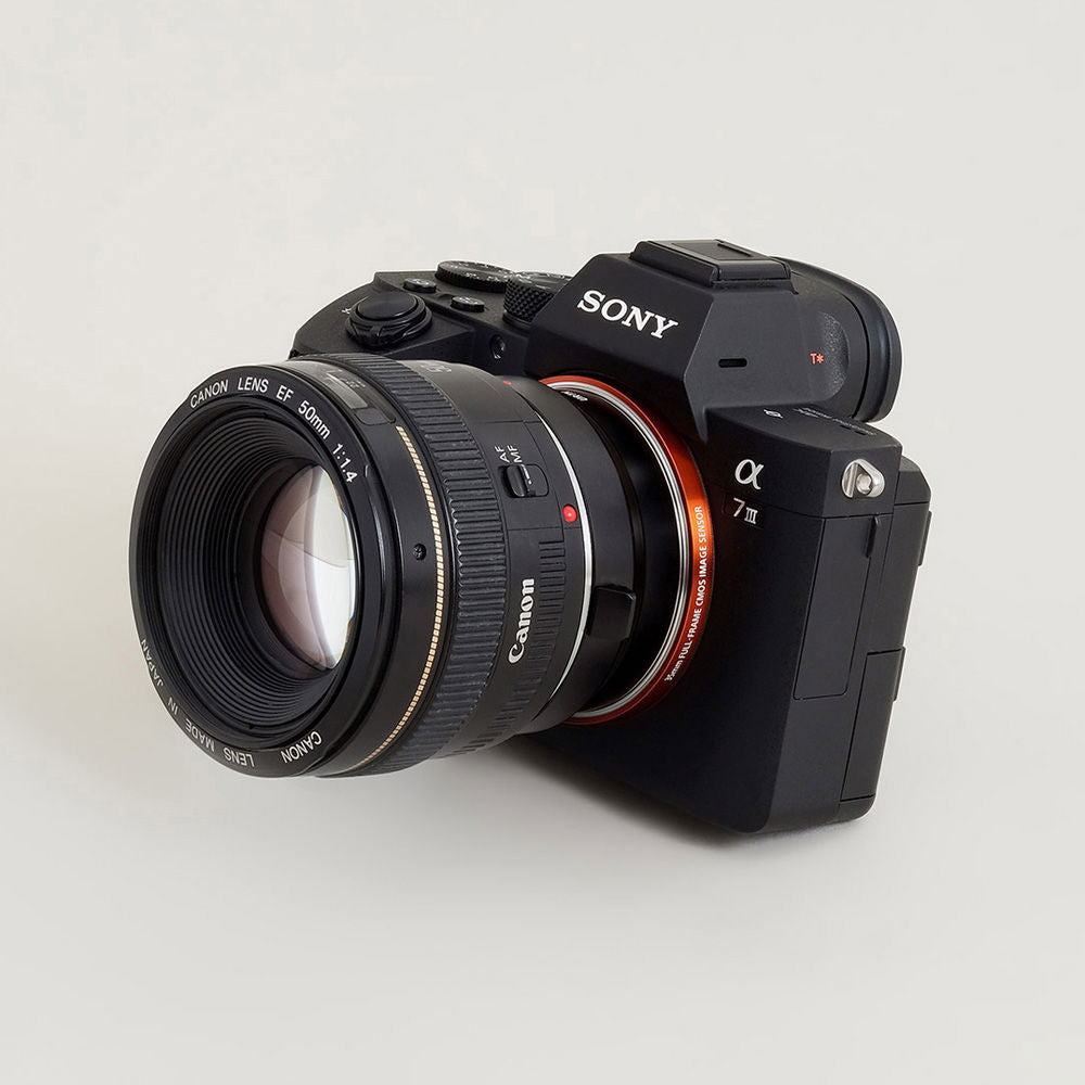 Adaptor inel montură Sony E–Canon EF/EF-S atașat la camera și obiectiv, cu contact metalic