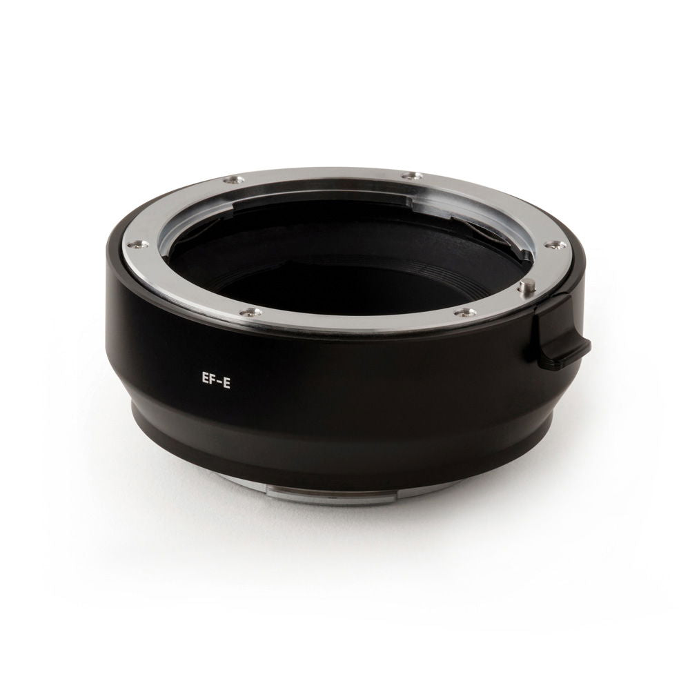 Adaptor montură EF-E pentru camere Sony E, inel negru cu elemente metalice și deschidere