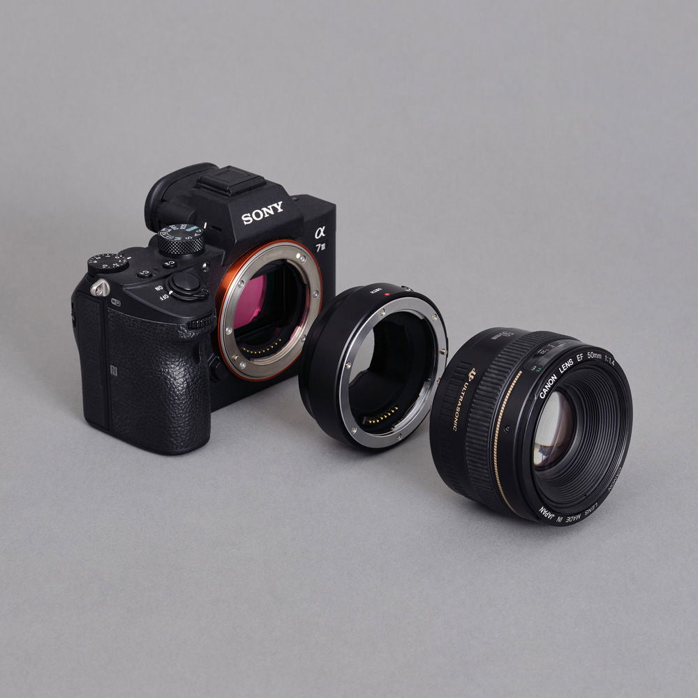Adaptor inel montură Sony E–Canon EF/EF-S între aparat foto și obiectiv, finisaj negru