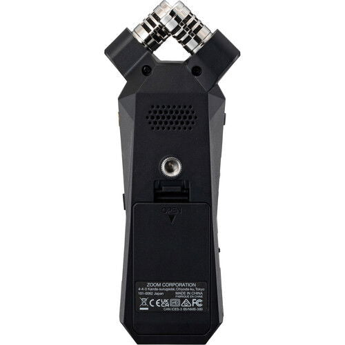 Reportofon audio portabil negru, grilaj difuzor, port conector și etichete