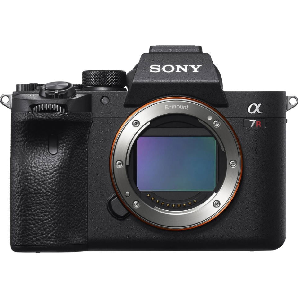 Aparat foto mirrorless Sony, carcasă neagră, lentilă cu montură E, senzor vizibil.