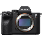 Aparat foto mirrorless Sony, carcasă neagră, lentilă cu montură E, senzor vizibil.