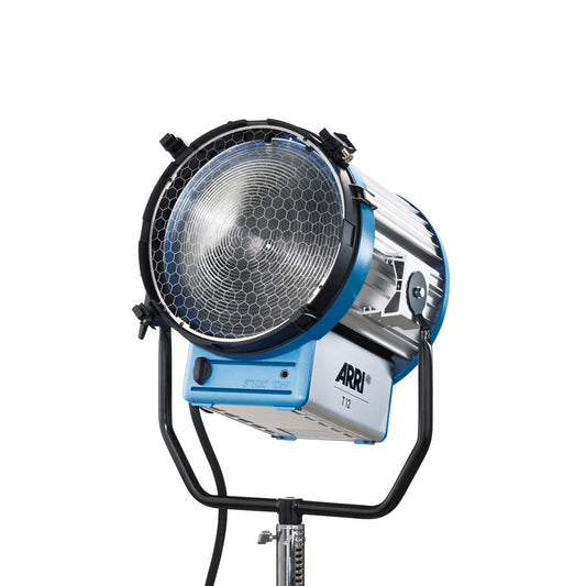 Lampa studio ARRI T12 cu grilaj hexagonal și reflector frontal