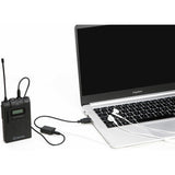 Adaptor audio USB 2.0 cu cabluri și unitate mică, conectată la laptop.