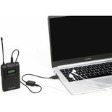 Adaptor audio cu cablu conectat la laptop, modul negru și mufe 3,5 mm