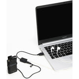 Adaptor audio USB 2.0 lângă laptop, cu două cabluri și unitate neagră BOYA.