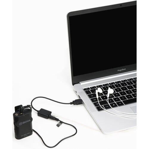 Adaptor audio 3,5 mm și cabluri, conectat la dispozitiv negru și laptop
