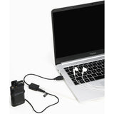 Adaptor audio 3,5 mm și cabluri, conectat la dispozitiv negru și laptop