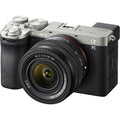 Aparat foto mirrorless 7C II, corp argintiu și grip texturat, cu obiectiv montat