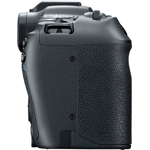 Aparat foto mirrorless Canon EOS R8 ridicat la ochi, cu obiectiv montat