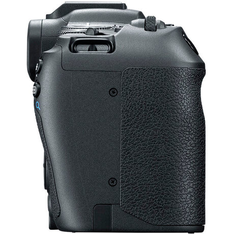 Aparat foto mirrorless Canon EOS R8 ridicat la ochi, cu obiectiv montat
