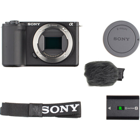 Aparat foto mirrorless Sony cu capac obiectiv, microfon paravânt și curea textilă