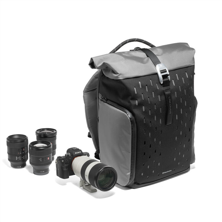 Rucsac foto extensibil negru, capac suprapus și buzunar lateral cu fermoar