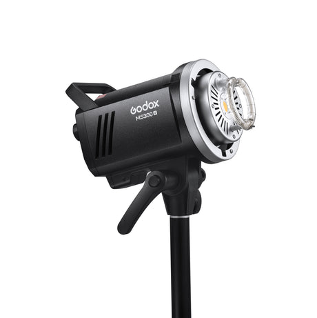 Lămpă de bliț Godox neagră cu reflector argintiu și manetă de reglaj