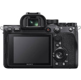 Aparat foto mirrorless Sony, spate cu ecran LCD, butoane și cadran de control.