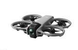 Dron FPV cu patru elice și cameră, carcasă gri, aspect compact.