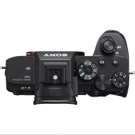 Aparat foto mirrorless Sony, vedere de sus, rotițe de control și inscripție α7R IV.