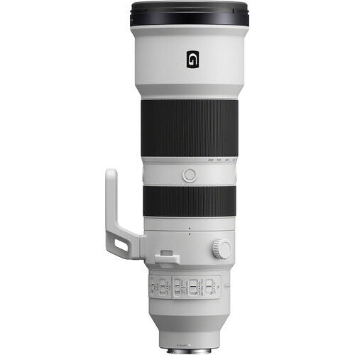 Telephoto zoom lens 400–800mm side view, white housing and black focus barrel