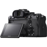 Aparat foto mirrorless Sony, ecran LCD rabatat, ocular/visor și butoane laterale.