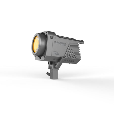 Proiector LED RGB cu lentilă frontală galbenă aprinsă, carcasă neagră și aripioare gri.