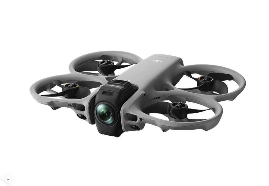 Dron FPV gri cu cameră frontală și patru brațe cu elice, vedere laterală.