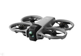 Dron FPV gri cu cameră frontală și patru brațe cu elice, vedere laterală.