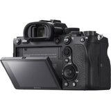Aparat foto mirrorless Sony, ecran LCD rabatat, buton Fn și cadran ISO în dreapta.